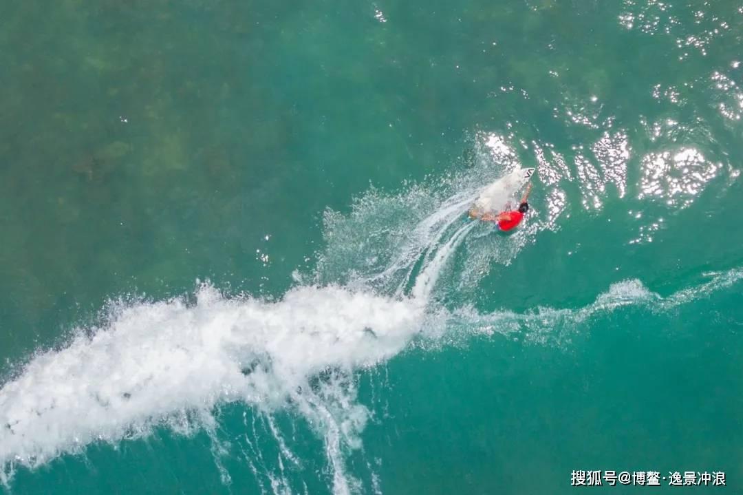 地铁人潮中,那抹“警察蓝”格外让人安心